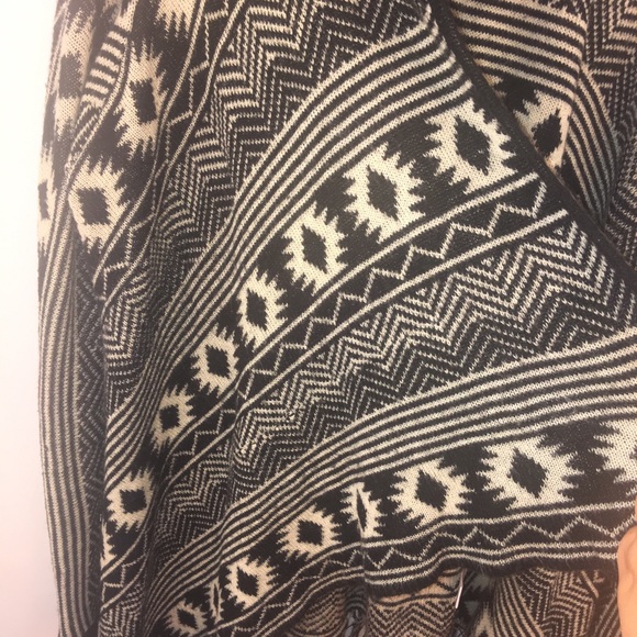 Almost Famous Sweater L Fringe Tribal Boho Aztec - Picture 2 of 8